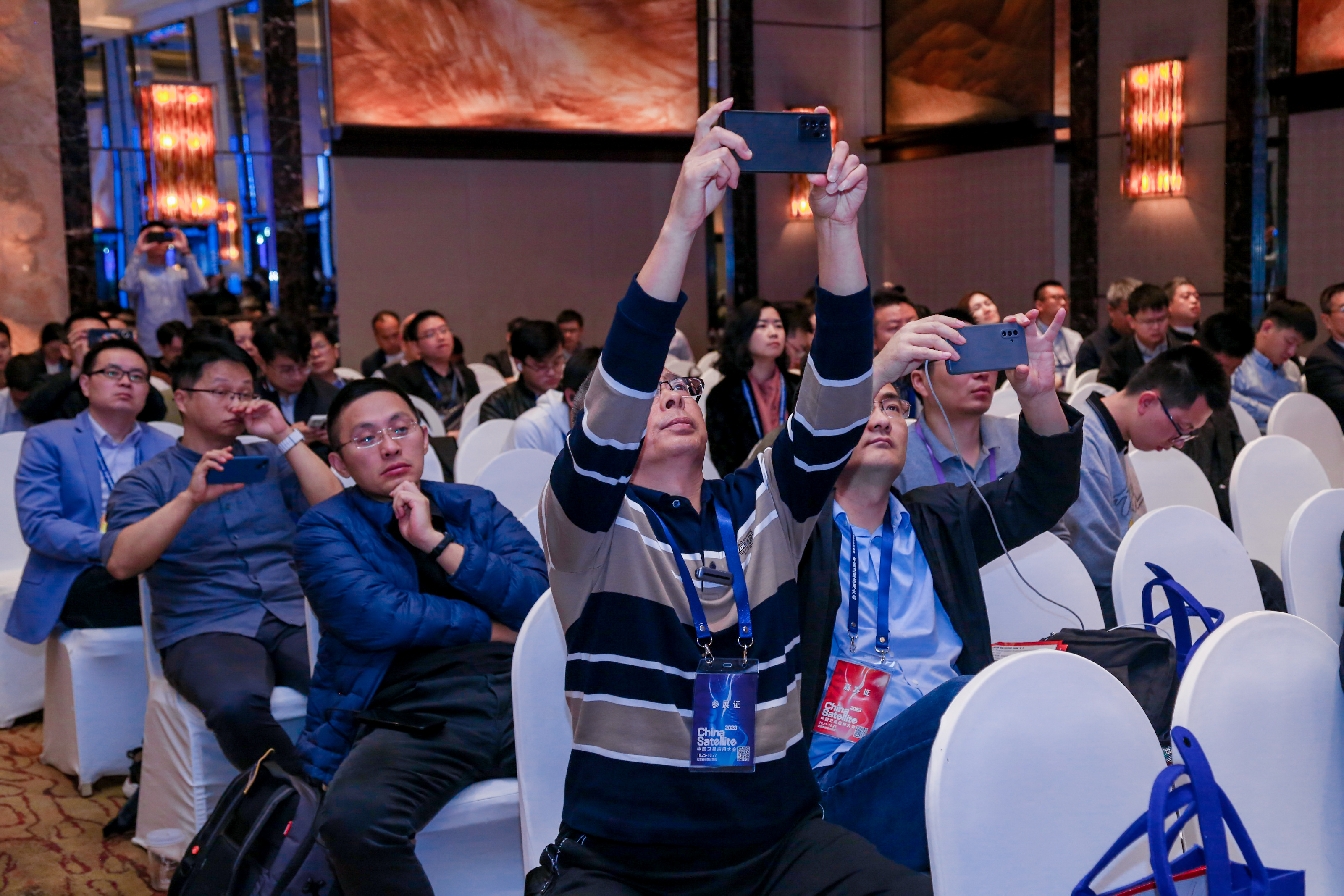 直击卫星大会:伟德国际1946「10-100倍压缩」成全场焦点